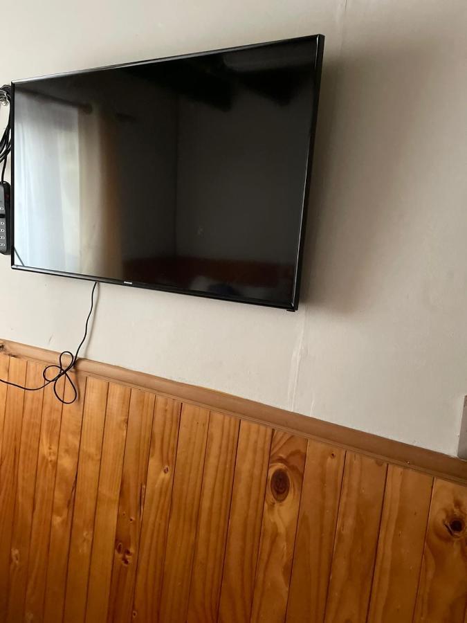 Profe Nelson Hostel Puerto Cisnes Bagian luar foto